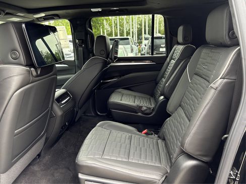 New 2026 Cadillac Escalade ESV Platinum Sport w/ LPO, Floor Liner Package AWD/4WD image 10