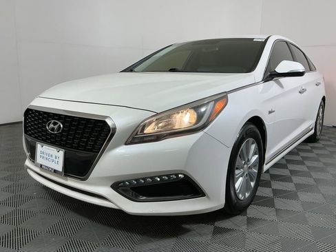 Used 2017 Hyundai Sonata SE FWD image 2