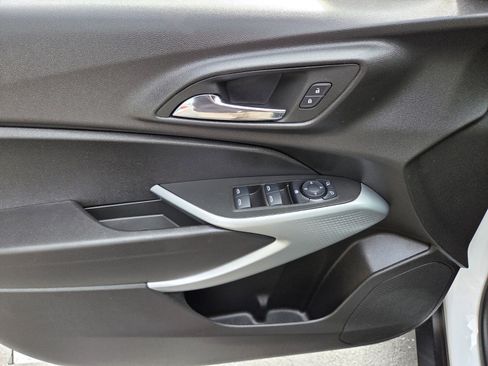 Used 2024 Chevrolet Trax RS w/ Sunroof Package image 18