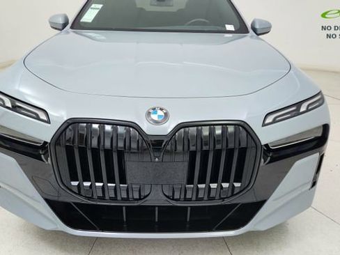 Used 2024 BMW 740i xDrive w/ Premium Package image 9
