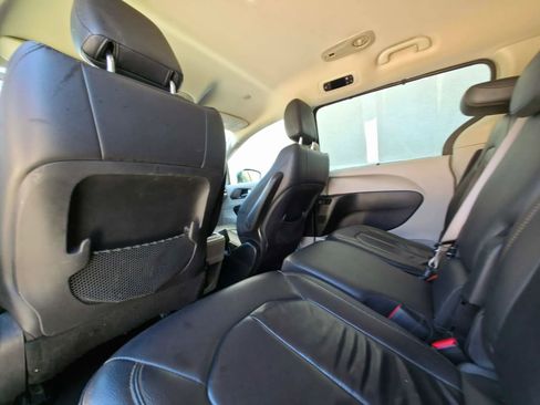 Used 2017 Chrysler Pacifica Touring-L w/ Tire & Wheel Group FWD image 13