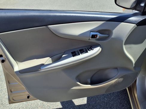 Used 2013 Toyota Corolla LE FWD image 12