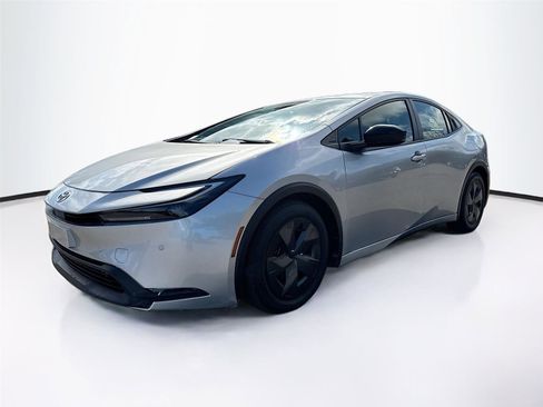 Used 2024 Toyota Prius LE FWD image 3