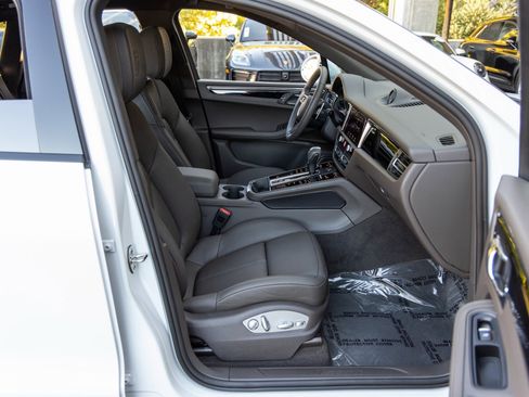 Certified 2025 Porsche Macan image 54