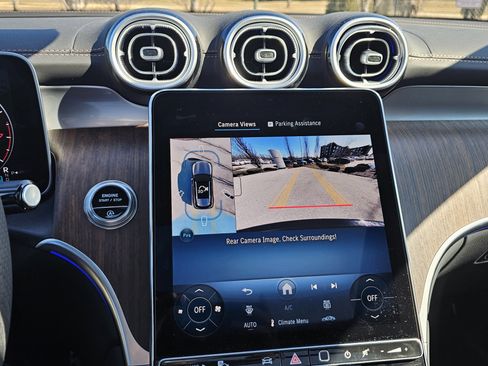 Used 2025 Mercedes-Benz GLC 300 4MATIC image 32