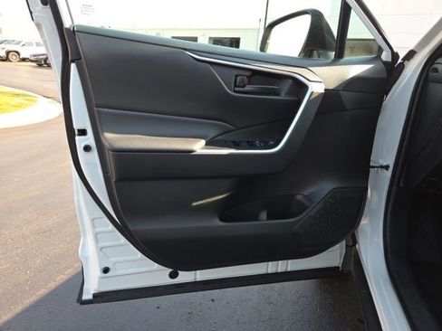 Used 2022 Toyota RAV4 LE image 10
