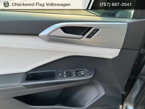 Certified 2025 Volkswagen Taos SE FWD image 13