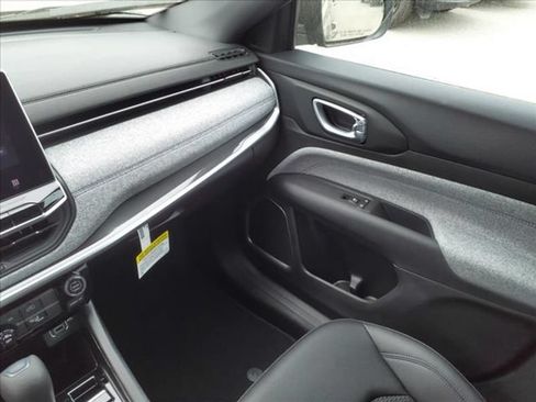 Used 2024 Jeep Compass Latitude AWD/4WD image 18