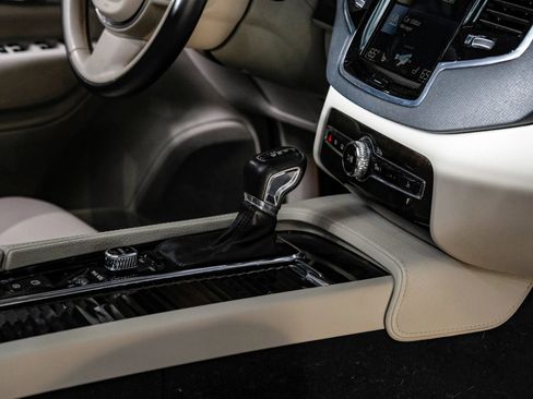 Used 2017 Volvo XC90 T6 Momentum w/ Convenience Package image 24