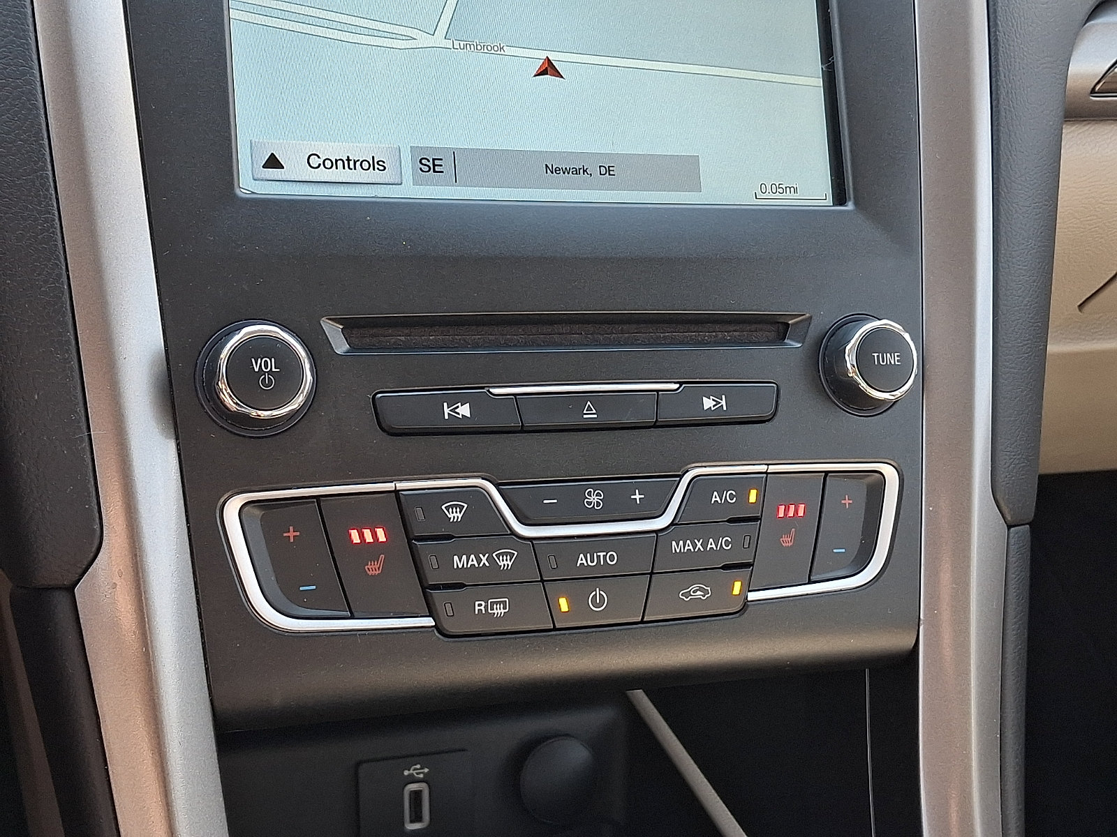 Certified 2018 Ford Fusion SE w/ Fusion SE Technology Package FWD image 21