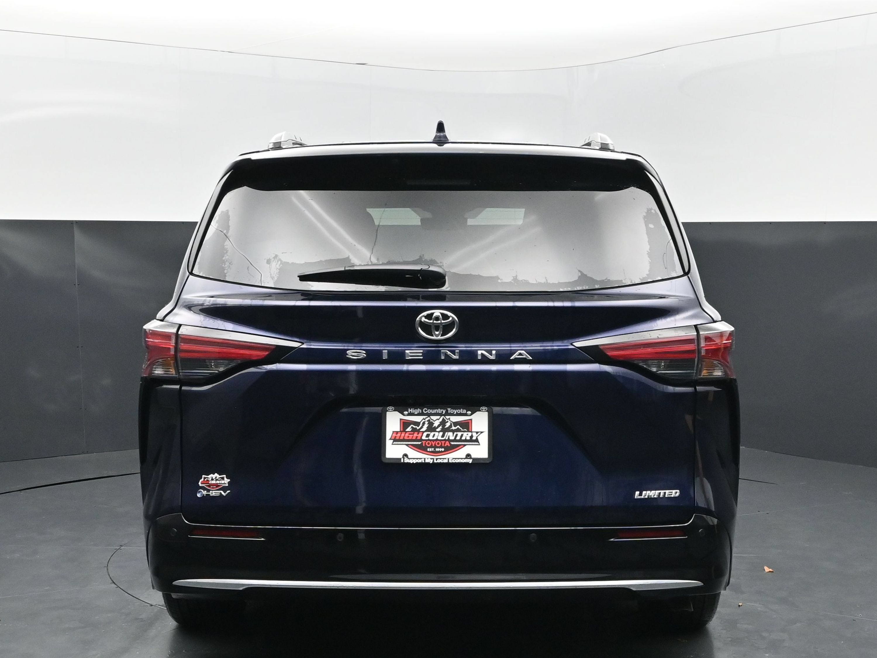 Used 2026 Toyota Sienna Limited FWD image 5