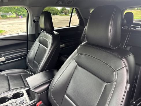 Used 2023 Ford Explorer XLT w/ Equipment Group 202A AWD/4WD image 18