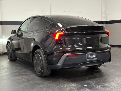 Used 2026 Tesla Model Y AWD image 9