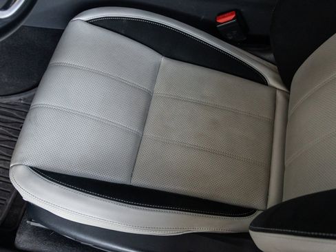 Used 2019 Land Rover Range Rover Velar S image 21