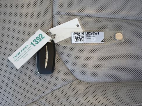 Used 2020 Chrysler Pacifica Limited w/ Tire & Wheel Group image 27