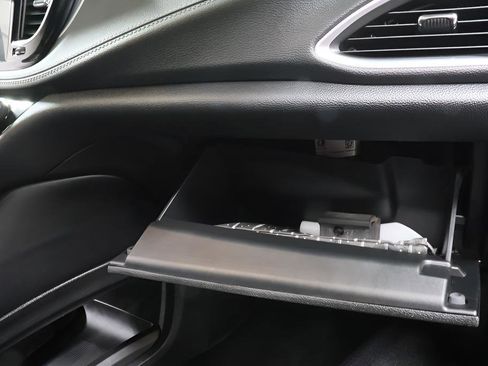 Used 2025 Chrysler Pacifica Limited FWD image 34