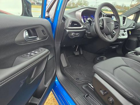 New 2026 Chrysler Pacifica Select w/ S Appearance Package image 4