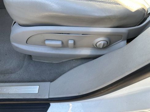 Used 2011 Buick Enclave CXL image 23