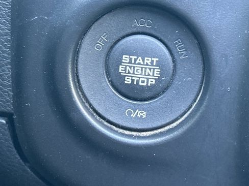 Used 2020 Jeep Wrangler Unlimited Sahara image 35