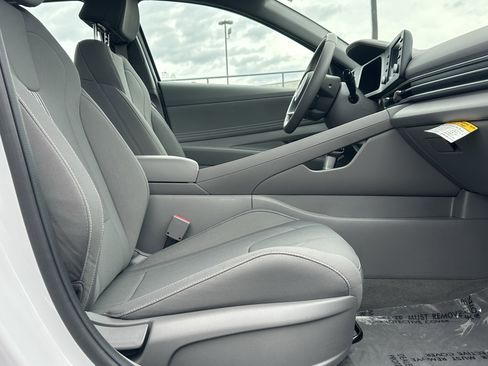 Used 2025 Hyundai Elantra Sport image 16