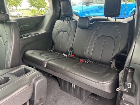 New 2025 Chrysler Pacifica Select w/ Uconnect Theater Family Group image 47