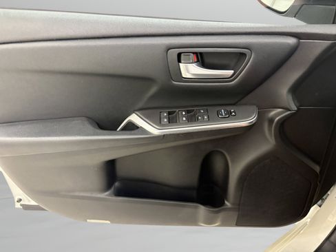 Used 2016 Toyota Camry SE FWD image 19