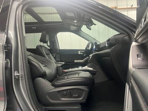 Used 2022 Ford Explorer XLT w/ Equipment Group 202A AWD/4WD image 12