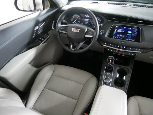 Used 2022 Cadillac XT4 Premium Luxury w/ Enhanced Visibility Package image 9