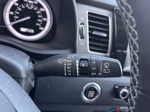 Used 2018 Kia Niro EX image 27