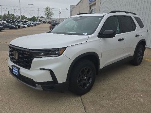 Used 2024 Honda Pilot TrailSport image 4