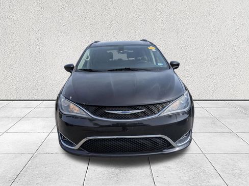 Used 2019 Chrysler Pacifica Touring-L image 8