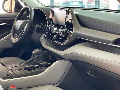 Used 2022 Toyota Highlander XLE image 23