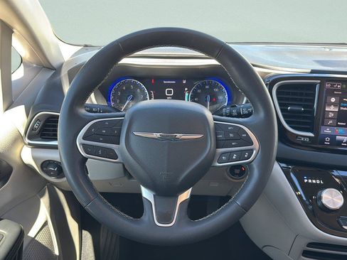 Used 2024 Chrysler Pacifica Touring-L FWD image 12