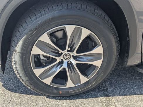 Used 2022 Toyota Highlander XLE image 10