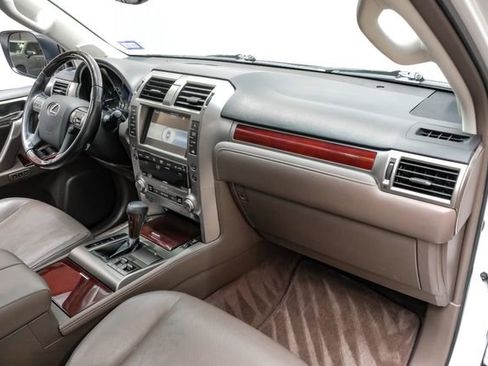 Used 2017 Lexus GX 460 image 17