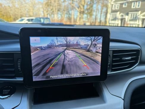 Used 2022 Ford Explorer XLT w/ Equipment Group 202A image 10