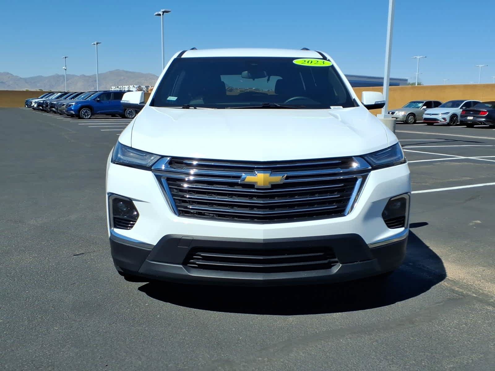 Used 2023 Chevrolet Traverse LT FWD image 2