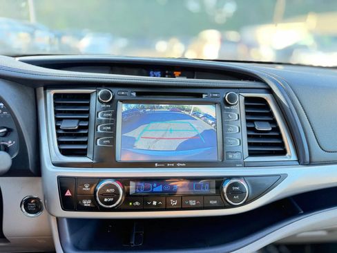 Used 2017 Toyota Highlander XLE w/ Carpet Mat Package AWD/4WD image 20