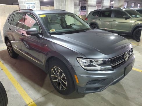Used 2018 Volkswagen Tiguan SE w/ Panoramic Sunroof Package AWD/4WD image 3