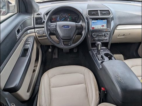 Used 2018 Ford Explorer XLT w/ Equipment Group 202A FWD image 10