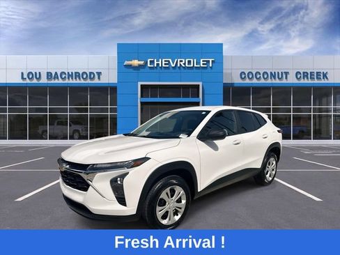 Used 2025 Chevrolet Trax LS FWD image 4