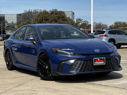 Used 2025 Toyota Camry SE image 2