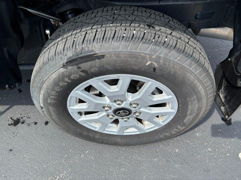 Certified 2024 Toyota Tacoma SR5 AWD/4WD image 8
