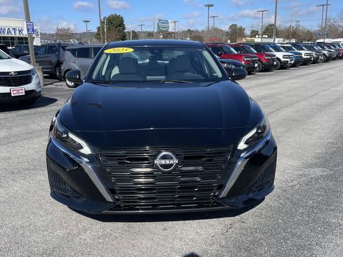 Used 2025 Nissan Altima 2.5 SV image 10