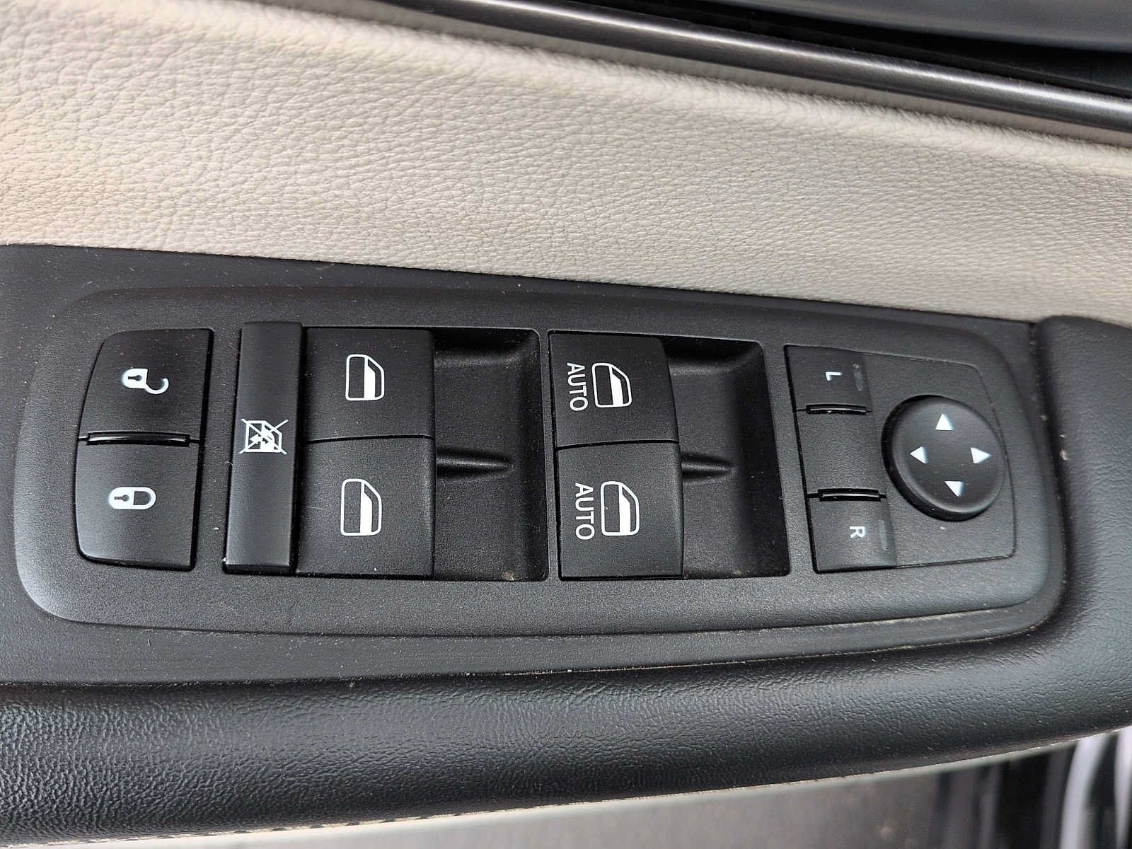 Used 2024 Chrysler Pacifica Touring-L FWD image 14