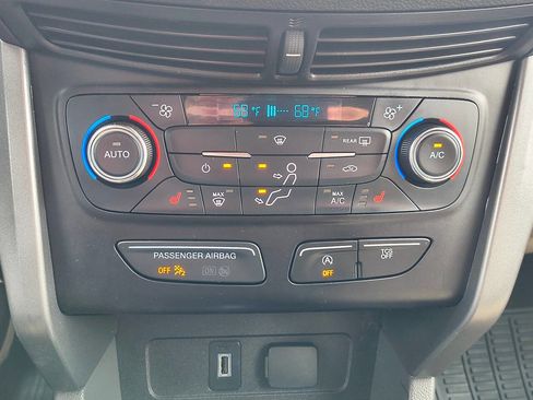 Used 2017 Ford Escape SE w/ SE Cold Weather Package AWD/4WD image 19