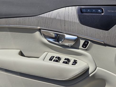 Certified 2025 Volvo XC90 B5 Ultra w/ Protection Package Premier image 33