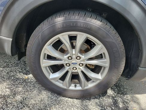 Used 2021 Ford Explorer XLT w/ Equipment Group 202A image 5