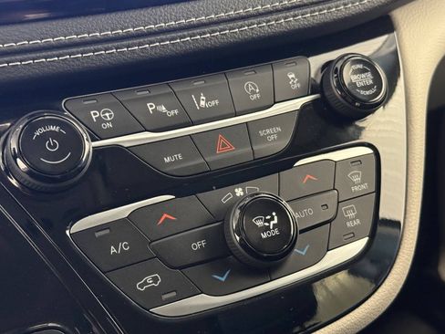 Used 2023 Chrysler Pacifica Touring-L FWD image 36