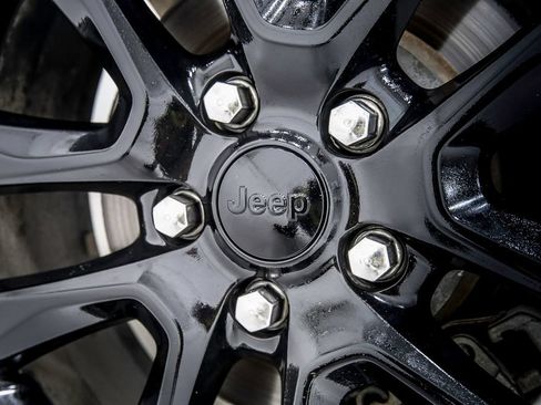Used 2018 Jeep Grand Cherokee Altitude RWD image 41